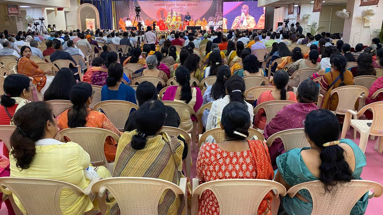 బాబా రామ్దేవ్, గోవిందదేవ్ గిరి, భద్రేష్దాస్ల సహకారంతో నిర్వహించిన ఈ కార్యక్రమంలో ప్రపంచ ప్రఖ్యాత సాధువులు, ఋషులు, ఆధ్యాత్మిక గురువులు, పండితులు పాల్గొన్నారు.