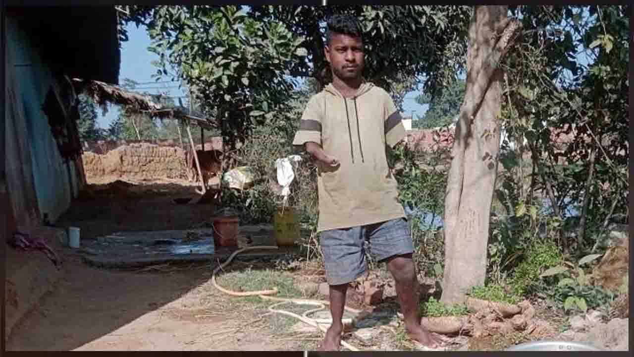 Chhattisgarh teenager: ఎడమ కాలుతో బోర్డ్ పరీక్షలు రాసిన విద్యార్థి.. తల్లి బాధలు చూడలేక..!