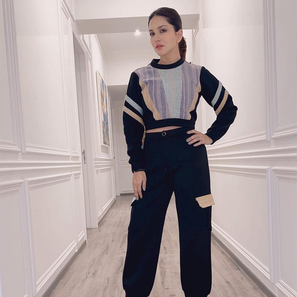 కన్నడ సూపర్‌ స్టార్‌ ఉపేంద్ర హీరోగా తెరకెక్కుతోన్న యుఐ సినిమాలోనూ సన్నీ నటిస్తోంది. సన్నీలియోన్ తన ఇన్‌స్టాగ్రామ్‌లో తాజా ఫోటోలను అప్‌లోడ్ చేసింది