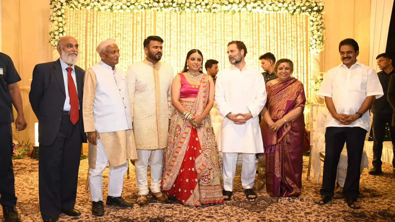 రిసెప్షన్లో స్వర, ఫహద్ల జోడీ చాలా అందంగా కనిపించింది. స్వర భాస్కర్ పింక్ లెహంగా ధరించగా, ఫహద్ అహ్మద్ ఆఫ్ వైట్ షేర్వానీలో కనిపించారు. ప్రస్తుతం వీరి పెళ్లి ఫొటోలు సోషల్ మీడియాలో వైరల్గా మారాయి.