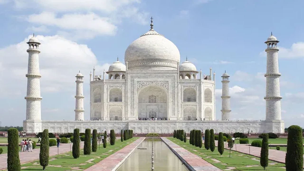 Taj Mahal- ఆగ్రా- ఢిల్లీ నుండి కేవలం 4 గంటల దూరంలో ఉంటుంది. ఆగ్రాలో ప్రపంచంలోని ఏడు వింతలలో ఒకటైన అద్భుతమైన తాజ్ మహల్ ఉంది. తాజ్ మహల్‌తో పాటు, ఆగ్రా పురాతన మొఘల్ వాస్తుశిల్పం, సంస్కృతికి ప్రసిద్ధి చెందింది. 