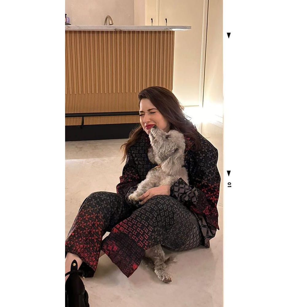 ఇండస్ట్రీకి ఎంట్రీ ఇచ్చి 16 ఏళ్లు గడుస్తోన్న ఇప్పటికీ క్రేజీ ఆఫర్స్‌ దక్కించుకుంటూ దూసుకుపోతోంది అందాల తార తమన్నా. తెలుగు, హిందీ అనే తేడా లేకుండా ఏకంగా చేతిలో 5 సినిమాలతో ఫుల్‌ బిజీగా ఉందీ మిల్కీ బ్యూటీ. ఈ అమ్మడు తాజాగా బీచ్ లో ఇచ్చిన ఫోజులు చూస్తే వావ్ అనాల్సిందే..