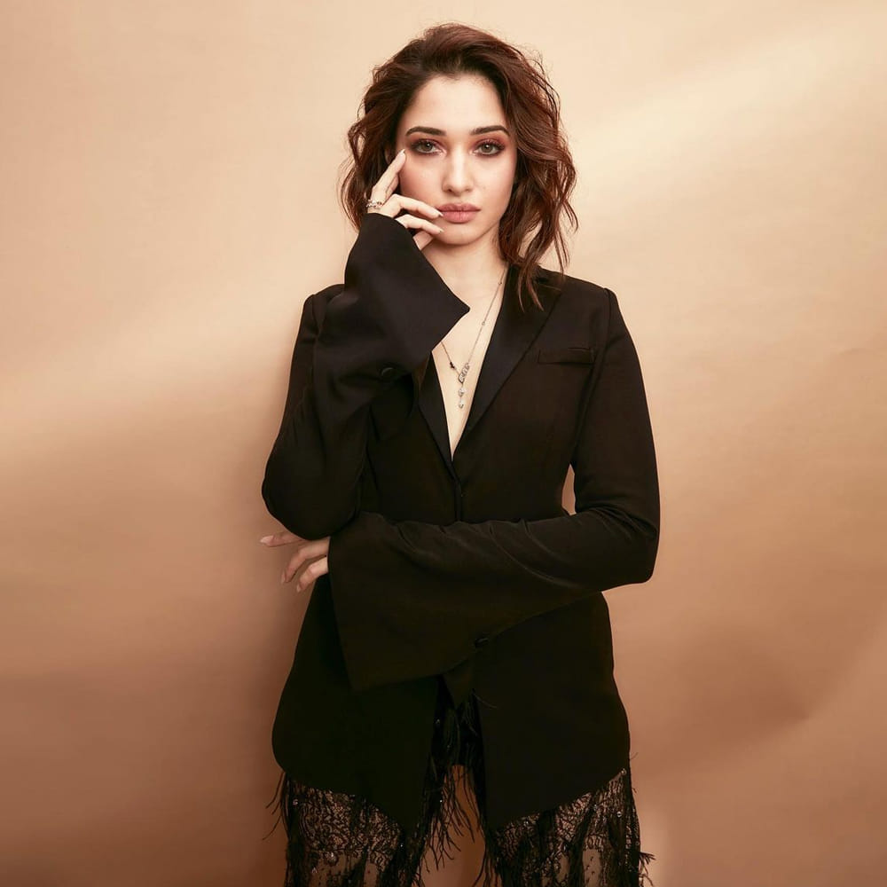 ఇండస్ట్రీకి ఎంట్రీ ఇచ్చి 16 ఏళ్లు గడుస్తోన్న ఇప్పటికీ క్రేజీ ఆఫర్స్‌ దక్కించుకుంటూ దూసుకుపోతోంది అందాల తార తమన్నా. తెలుగు, హిందీ అనే తేడా లేకుండా ఏకంగా చేతిలో 5 సినిమాలతో ఫుల్‌ బిజీగా ఉందీ మిల్కీ బ్యూటీ. ఈ అమ్మడు తాజాగా బీచ్ లో ఇచ్చిన ఫోజులు చూస్తే వావ్ అనాల్సిందే..