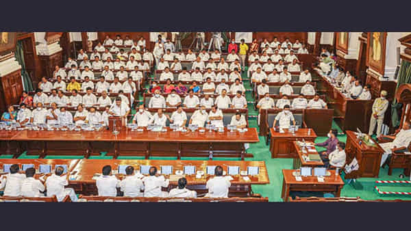 Tamil Nadu: ఆన్లైన్ రమ్మీ నిషేధంపై చర్చ.. తమిళనాడు అసెంబ్లీలో తీవ్ర ఉద్రిక్తత.. ఎమ్మెల్యేల మధ్య తోపులాట..