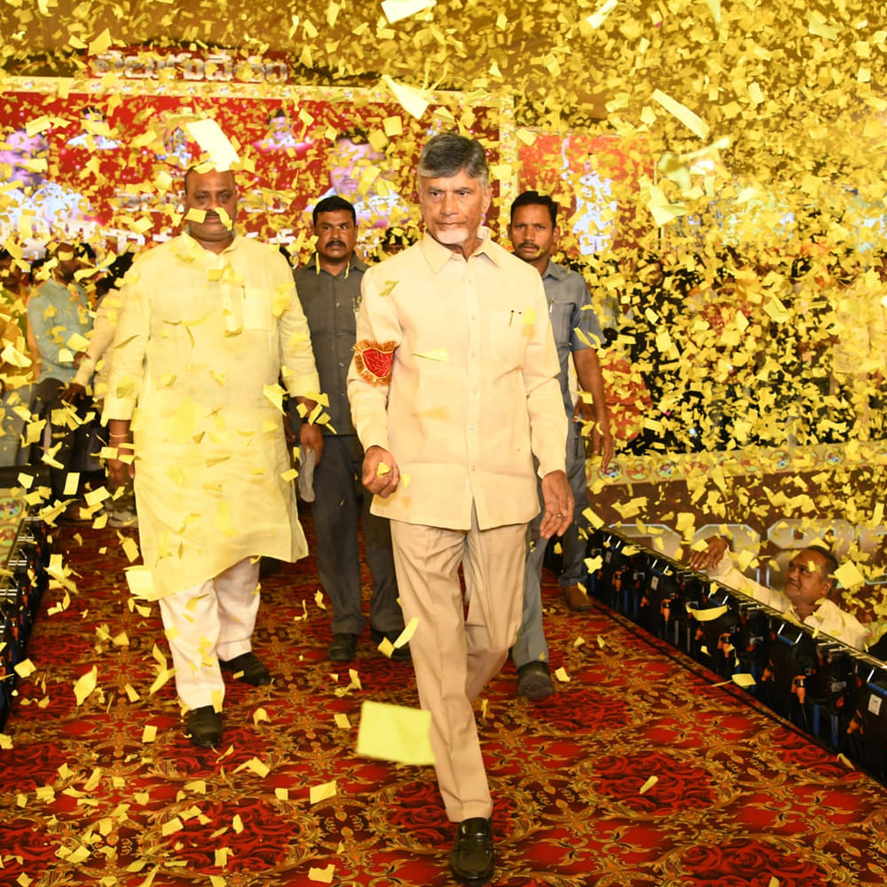 టీడీపీ 41 వసంతాలు పూర్తిచేసుకున్న సందర్భంగా హైదరాబాద్లోని నాంపల్లి ఎగ్జిబిషన్ గ్రౌండ్స్లో తలపెట్టిన సభను తెలంగాణ టీడీపీ ప్రతిష్టాత్మకంగా తీసుకుంది. భారీ ఏర్పాట్లు చేశారు. ఈ సభలో టీడీపీ అధినేత చంద్రబాబు నాయుడుతో పాటు ఇరు రాష్ట్రాల్లోని పార్టీ ముఖ్యనేతలు పాల్గోన్నారు. ఆవిర్భావ సభలో బాలయ్య సందడి.