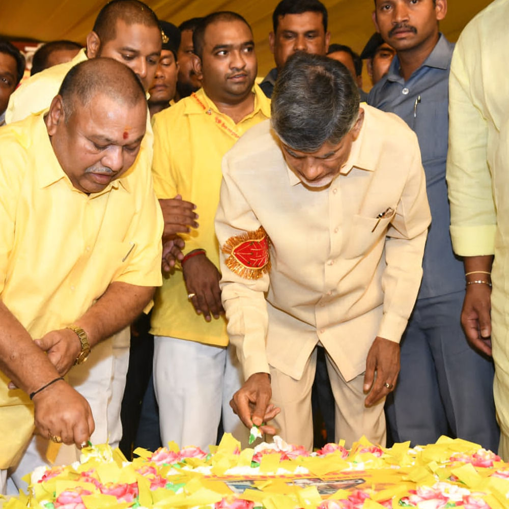 టీడీపీ 41 వసంతాలు పూర్తిచేసుకున్న సందర్భంగా హైదరాబాద్‌లోని నాంపల్లి ఎగ్జిబిషన్ గ్రౌండ్స్‌లో తలపెట్టిన సభను తెలంగాణ టీడీపీ ప్రతిష్టాత్మకంగా తీసుకుంది. భారీ ఏర్పాట్లు చేశారు. ఈ సభలో టీడీపీ అధినేత చంద్రబాబు నాయుడుతో పాటు ఇరు రాష్ట్రాల్లోని పార్టీ ముఖ్యనేతలు పాల్గోన్నారు. ఆవిర్భావ సభలో బాలయ్య సందడి.