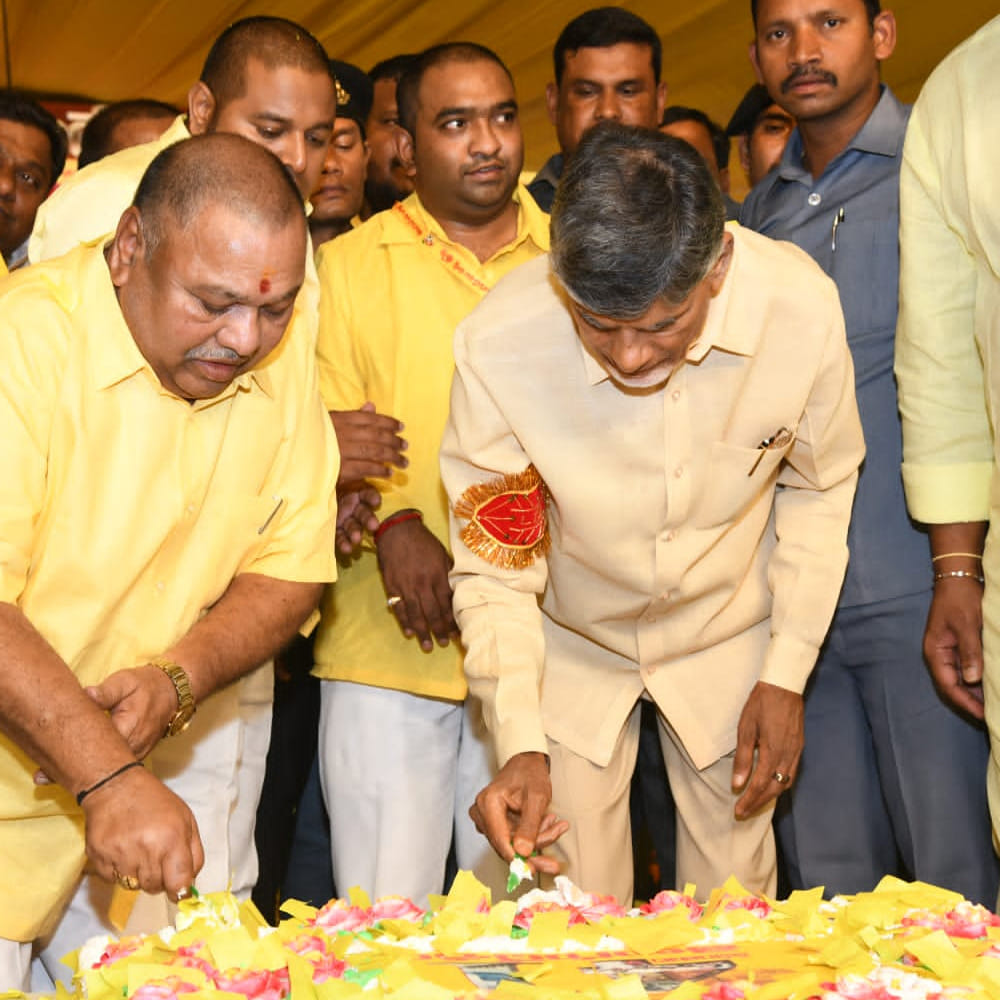 టీడీపీ 41 వసంతాలు పూర్తిచేసుకున్న సందర్భంగా హైదరాబాద్‌లోని నాంపల్లి ఎగ్జిబిషన్ గ్రౌండ్స్‌లో తలపెట్టిన సభను తెలంగాణ టీడీపీ ప్రతిష్టాత్మకంగా తీసుకుంది. భారీ ఏర్పాట్లు చేశారు. ఈ సభలో టీడీపీ అధినేత చంద్రబాబు నాయుడుతో పాటు ఇరు రాష్ట్రాల్లోని పార్టీ ముఖ్యనేతలు పాల్గోన్నారు. ఆవిర్భావ సభలో బాలయ్య సందడి.