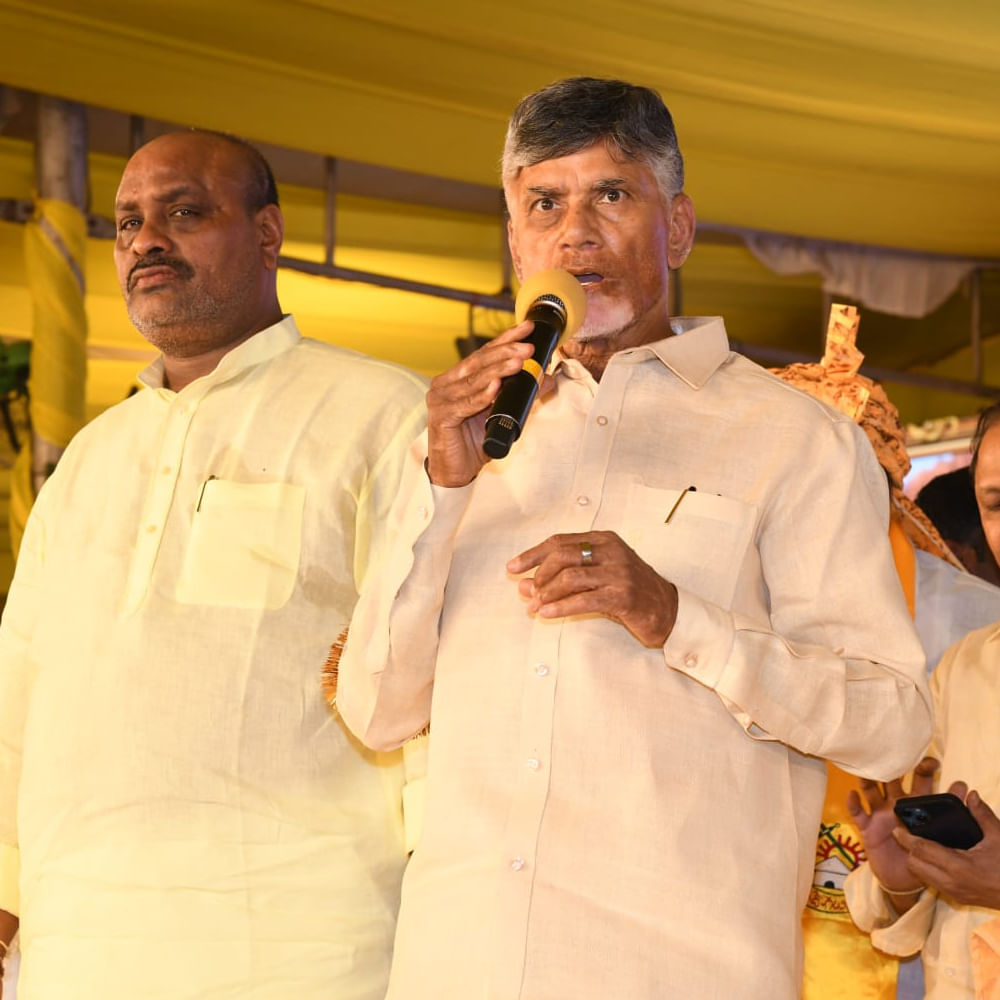 టీడీపీ 41 వసంతాలు పూర్తిచేసుకున్న సందర్భంగా హైదరాబాద్‌లోని నాంపల్లి ఎగ్జిబిషన్ గ్రౌండ్స్‌లో తలపెట్టిన సభను తెలంగాణ టీడీపీ ప్రతిష్టాత్మకంగా తీసుకుంది. భారీ ఏర్పాట్లు చేశారు. ఈ సభలో టీడీపీ అధినేత చంద్రబాబు నాయుడుతో పాటు ఇరు రాష్ట్రాల్లోని పార్టీ ముఖ్యనేతలు పాల్గోన్నారు. ఆవిర్భావ సభలో బాలయ్య సందడి.