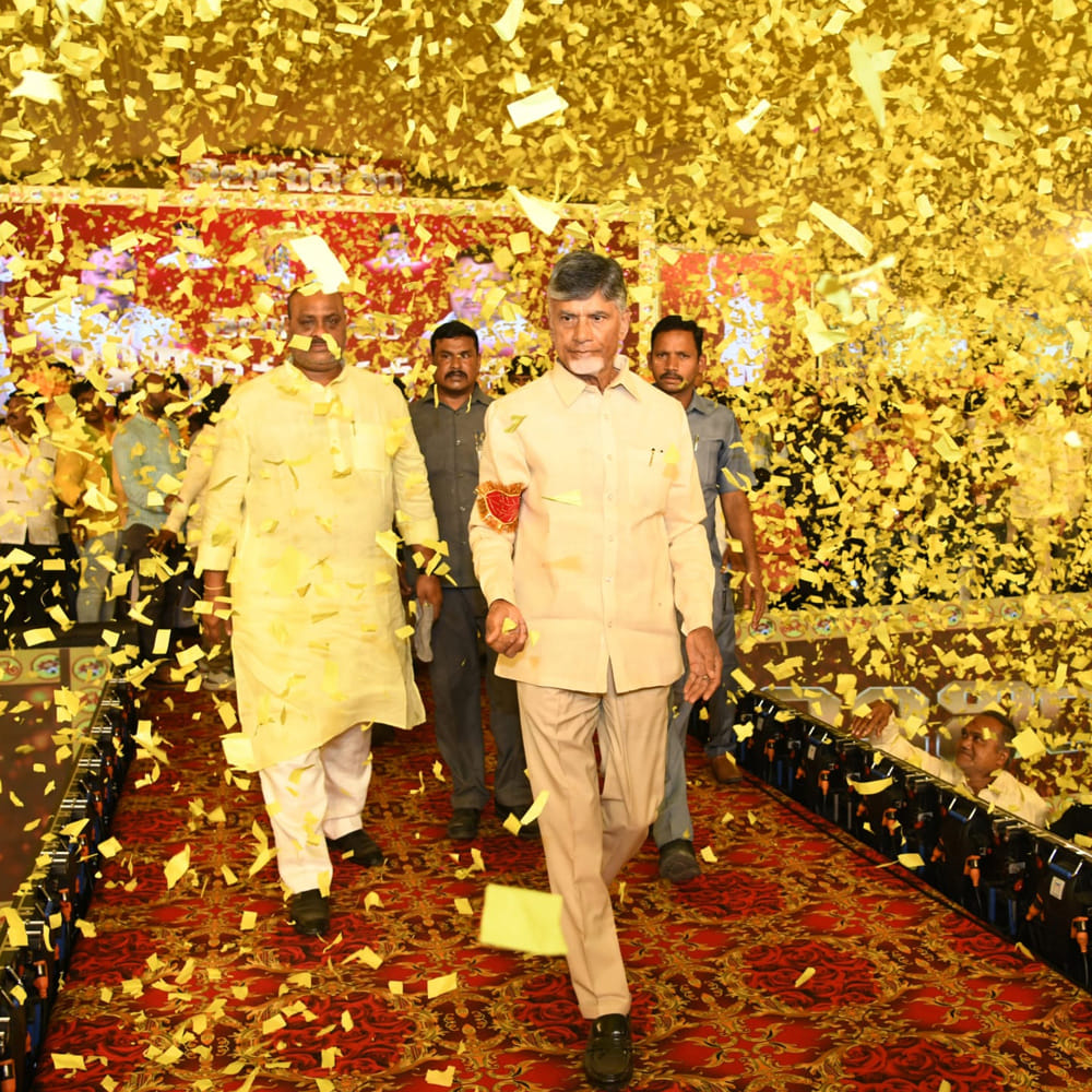 టీడీపీ 41 వసంతాలు పూర్తిచేసుకున్న సందర్భంగా హైదరాబాద్‌లోని నాంపల్లి ఎగ్జిబిషన్ గ్రౌండ్స్‌లో తలపెట్టిన సభను తెలంగాణ టీడీపీ ప్రతిష్టాత్మకంగా తీసుకుంది. భారీ ఏర్పాట్లు చేశారు. ఈ సభలో టీడీపీ అధినేత చంద్రబాబు నాయుడుతో పాటు ఇరు రాష్ట్రాల్లోని పార్టీ ముఖ్యనేతలు పాల్గోన్నారు. ఆవిర్భావ సభలో బాలయ్య సందడి.