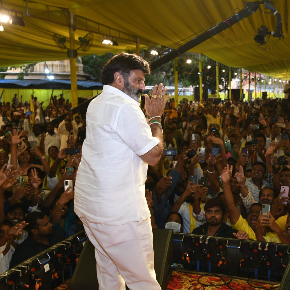 టీడీపీ 41 వసంతాలు పూర్తిచేసుకున్న సందర్భంగా హైదరాబాద్‌లోని నాంపల్లి ఎగ్జిబిషన్ గ్రౌండ్స్‌లో తలపెట్టిన సభను తెలంగాణ టీడీపీ ప్రతిష్టాత్మకంగా తీసుకుంది. భారీ ఏర్పాట్లు చేశారు. ఈ సభలో టీడీపీ అధినేత చంద్రబాబు నాయుడుతో పాటు ఇరు రాష్ట్రాల్లోని పార్టీ ముఖ్యనేతలు పాల్గోన్నారు. ఆవిర్భావ సభలో బాలయ్య సందడి.