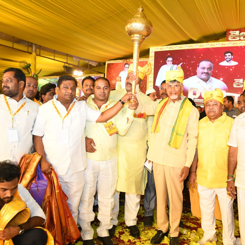 టీడీపీ 41 వసంతాలు పూర్తిచేసుకున్న సందర్భంగా హైదరాబాద్‌లోని నాంపల్లి ఎగ్జిబిషన్ గ్రౌండ్స్‌లో తలపెట్టిన సభను తెలంగాణ టీడీపీ ప్రతిష్టాత్మకంగా తీసుకుంది. భారీ ఏర్పాట్లు చేశారు. ఈ సభలో టీడీపీ అధినేత చంద్రబాబు నాయుడుతో పాటు ఇరు రాష్ట్రాల్లోని పార్టీ ముఖ్యనేతలు పాల్గోన్నారు. ఆవిర్భావ సభలో బాలయ్య సందడి.