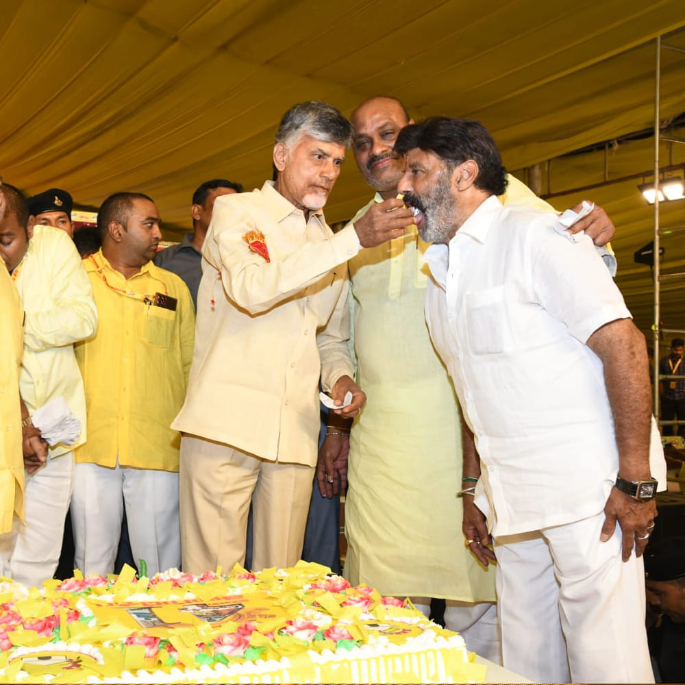 టీడీపీ 41 వసంతాలు పూర్తిచేసుకున్న సందర్భంగా హైదరాబాద్‌లోని నాంపల్లి ఎగ్జిబిషన్ గ్రౌండ్స్‌లో తలపెట్టిన సభను తెలంగాణ టీడీపీ ప్రతిష్టాత్మకంగా తీసుకుంది. భారీ ఏర్పాట్లు చేశారు. ఈ సభలో టీడీపీ అధినేత చంద్రబాబు నాయుడుతో పాటు ఇరు రాష్ట్రాల్లోని పార్టీ ముఖ్యనేతలు పాల్గోన్నారు. ఆవిర్భావ సభలో బాలయ్య సందడి.