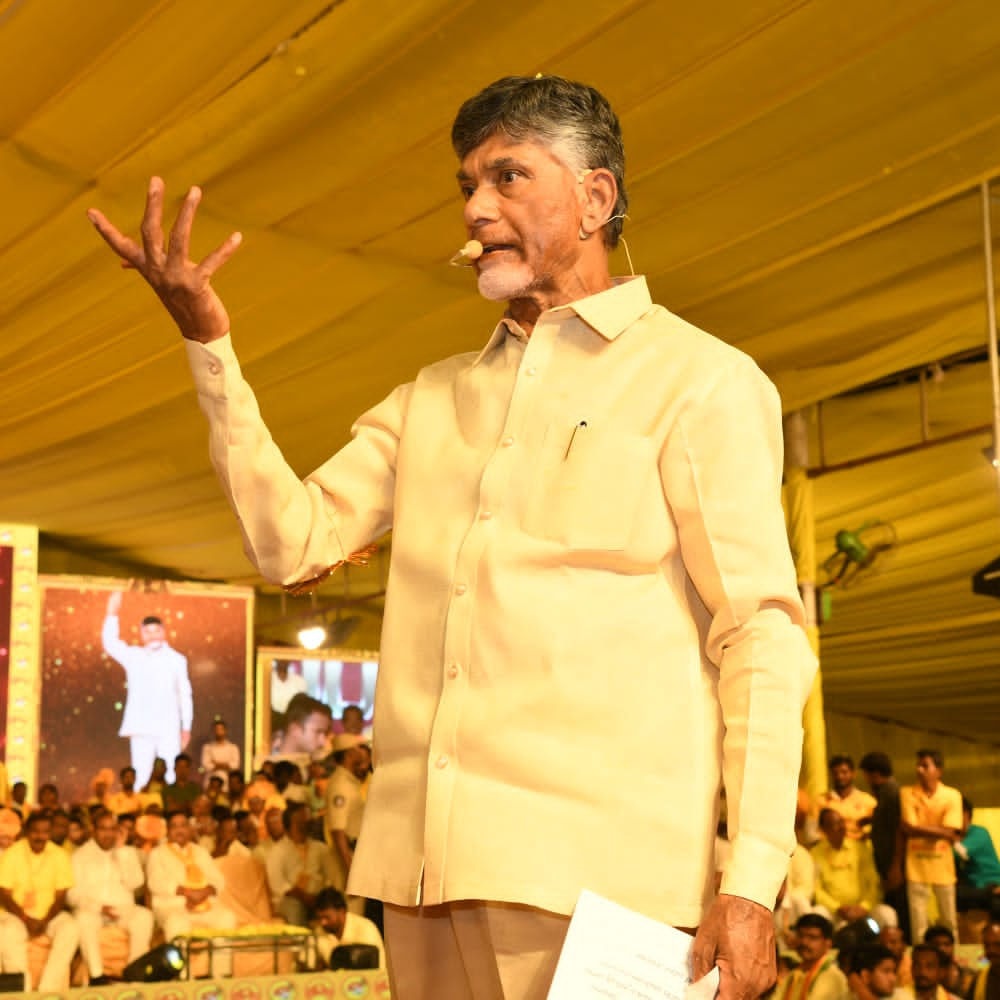 టీడీపీ 41 వసంతాలు పూర్తిచేసుకున్న సందర్భంగా హైదరాబాద్‌లోని నాంపల్లి ఎగ్జిబిషన్ గ్రౌండ్స్‌లో తలపెట్టిన సభను తెలంగాణ టీడీపీ ప్రతిష్టాత్మకంగా తీసుకుంది. భారీ ఏర్పాట్లు చేశారు. ఈ సభలో టీడీపీ అధినేత చంద్రబాబు నాయుడుతో పాటు ఇరు రాష్ట్రాల్లోని పార్టీ ముఖ్యనేతలు పాల్గోన్నారు. ఆవిర్భావ సభలో బాలయ్య సందడి.