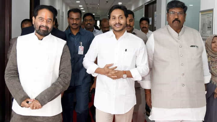 అసెంబ్లీ నుంచి టీడీపీ సభ్యుల సస్పెన్షన్ అసెంబ్లీ నుంచి టీడీపీ సభ్యుల సస్పెన్షన్