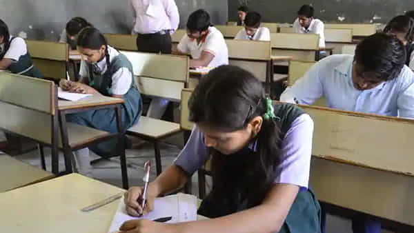 TS Tenth Exams: టెన్త్ స్టూడెంట్స్కు అలెర్ట్... పరీక్షల నిర్వహణపై విద్యాశాఖ కీలక నిర్ణయం.. త్వరలో మోడల్ పేపర్లు