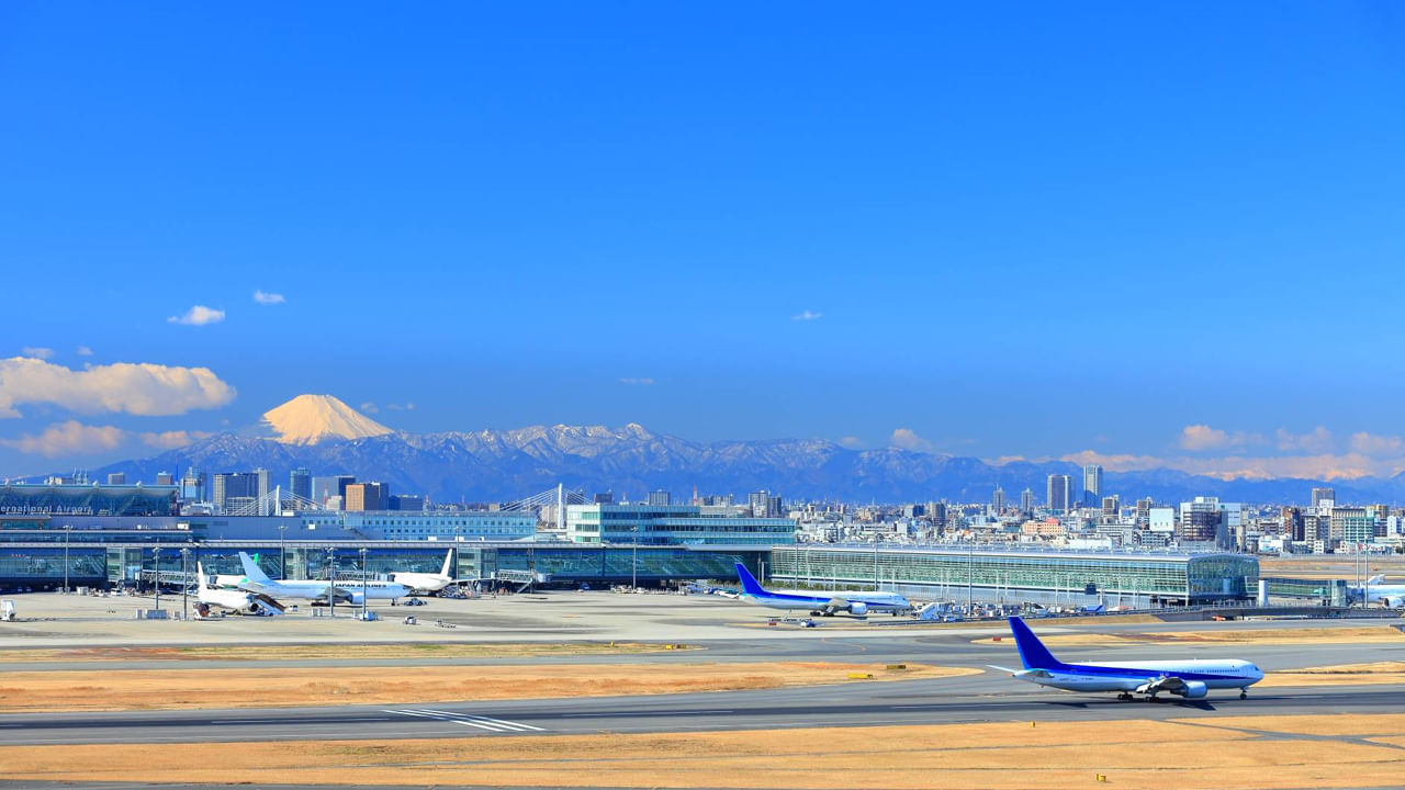 Tokyo International Airport- టోక్యోలోని హనేడా అంతర్జాతీయ విమానాశ్రయం 2023కి సంబంధించి స్కైట్రాక్స్‌లోని మొదటి ఐదు స్థానాల్లో మూడవ స్థానంలో నిలిచింది.