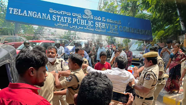 TSPSC Paper Leak: తెలంగాణలో ప్రవీణ్ లీక్స్ ప్రకంపనలు.. హైదరాబాద్లో టెన్షన్.. టెన్షన్..