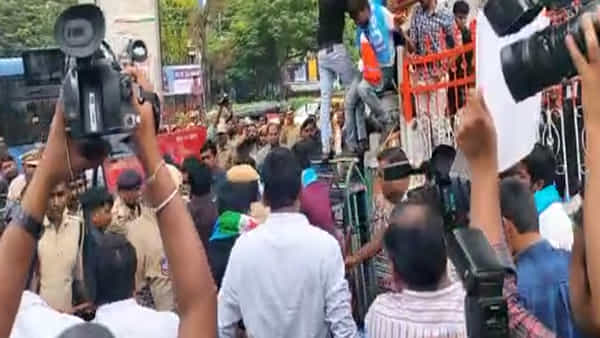 TSPSC: గాంధీభవన్ దగ్గర ఉద్రిక్తత.. టీఎస్పీఎస్సీ ముట్టడికి ఎన్ఎస్యూఐ యత్నం.. అడ్డుకున్న పోలీసులు..