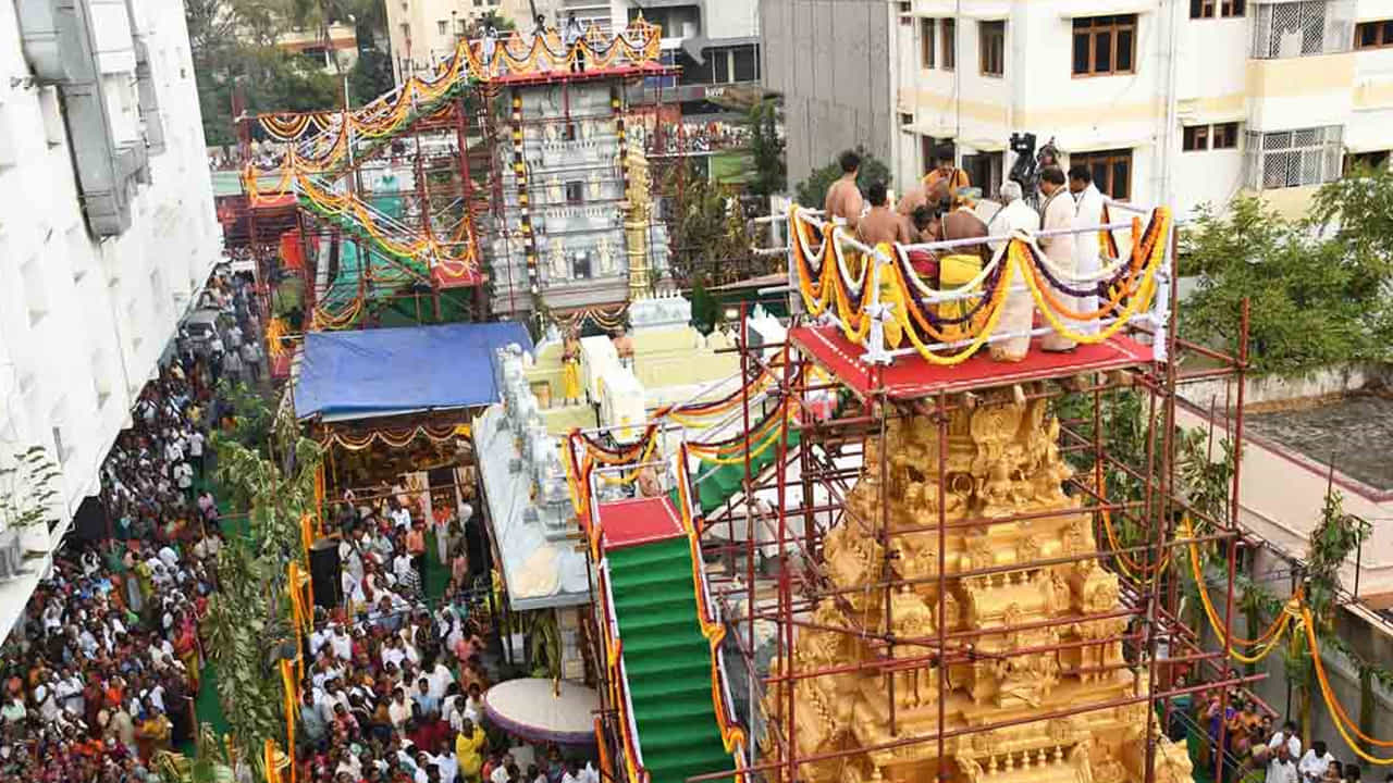 ఉగాది పండుగ సందర్భంగా శ్రీవారిని దర్శించుకునేందుకు భక్తులు బారులు తీరారు. రెండు కంపార్ట్మెంట్లలో భక్తులు వేచి ఉన్నారు. శ్రీవారి సర్వదర్శనానికి ఆరు గంటల సమయం పడుతోంది.