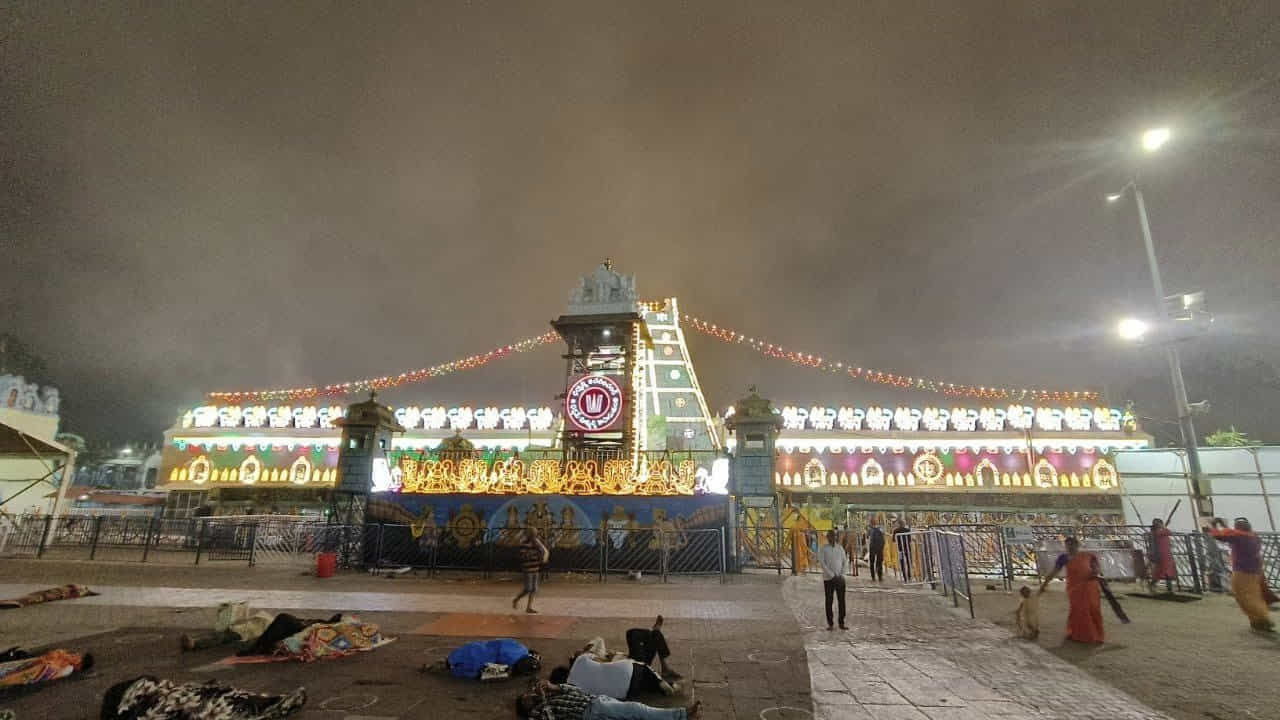 శ్రీ శోభకృత్ నామ సంవత్సర ఉగాది సందర్భంగా ఈ తెల్ల వారు జాము నుంచే శ్రీవారి ఆలయంలో ప్రత్యేక కార్యక్రమాలు ప్రారంభించారు.. ఈరోజు తిరుమల శ్రీవారి ఆలయంలో ఉగాది ఆస్థానం నిర్వహించనున్నారు. ఉదయం సుప్రభాతం, అర్చన, తోమాల సేవలను నిర్వహించారు.