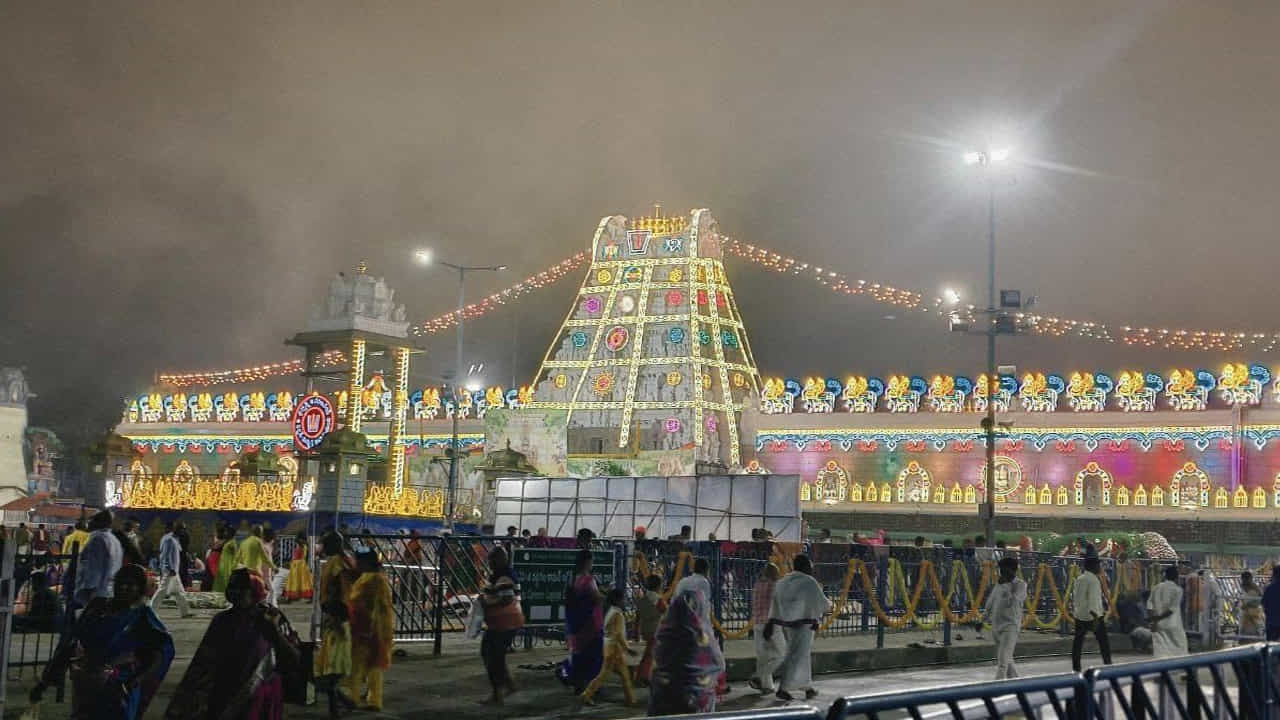 శ్రీవారి మూలవిరాట్టుకు మరియు ఉత్సవమూర్తులకు నూతన వస్త్రాలను ధరింపచేస్తారు. ఉగాది ఆస్థానాన్ని బంగారు వాకిలి వద్ద ఆగమ పండితులు, అర్చకులు శాస్త్రోక్తంగా నిర్వహిస్తారు.