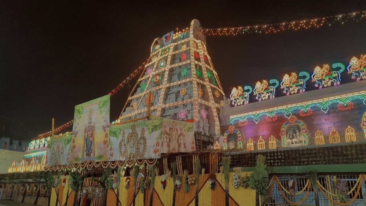 బంగారు వాకిలి వద్ద స్వామివారికి ప్రత్యేక పూజలు నిర్వహించనున్నారు. నైవేద్యం సమర్పణ చేయనున్నారు.