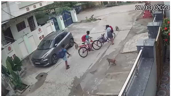 Monkeys Attack: నిన్న కుక్కలు... ఇవాళ కోతులు.. పిల్లలపై పెరుగుతున్న దాడులు