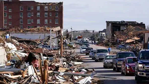 US Tornado: అమెరికాలో టోర్నడో బీభత్సం.. గంటకు 85 మైళ్ల వేగంతో గాలులు..
