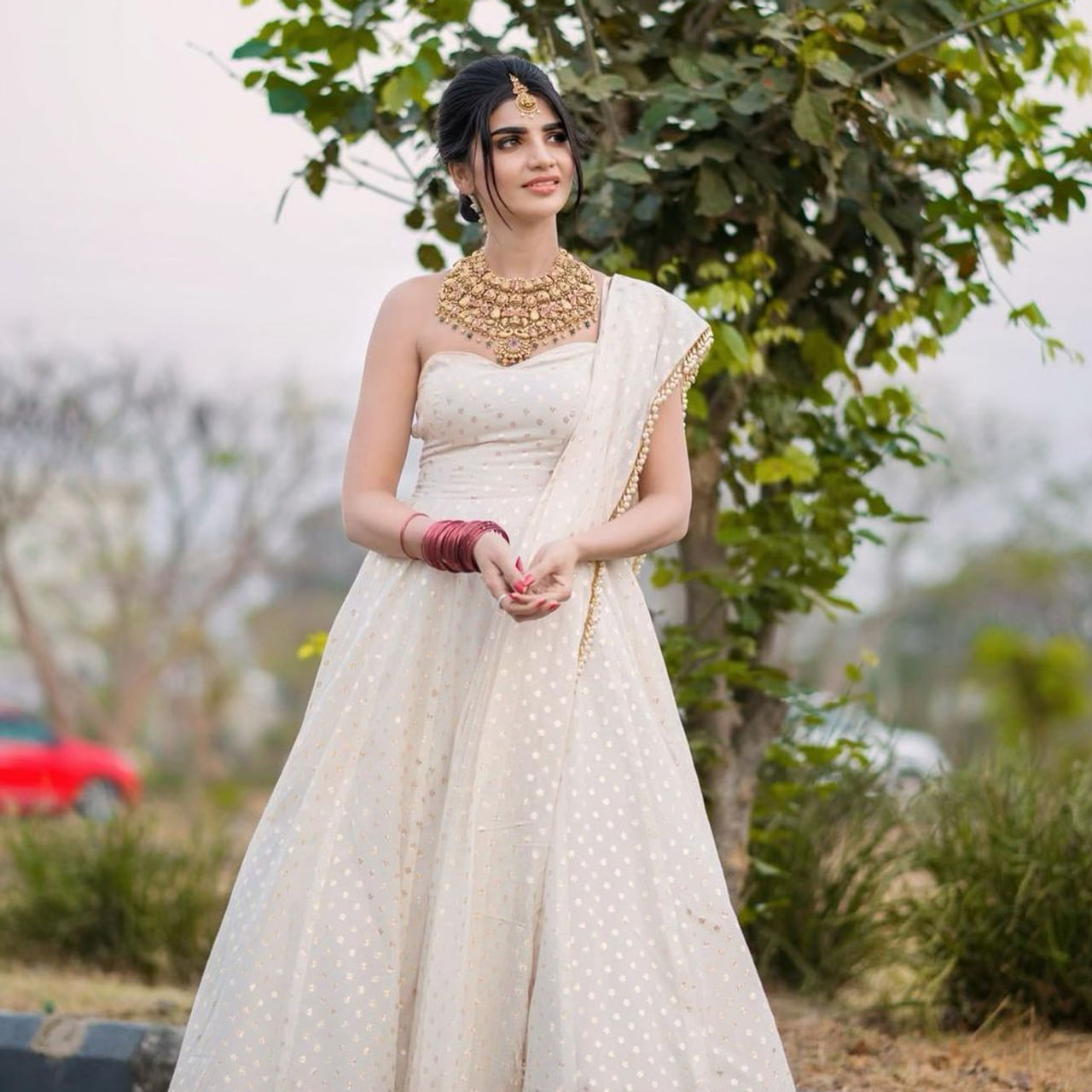 ఈ మధ్య జబర్దస్త్ లోకి వచ్చి బాగా ఫేమస్ అయింది వర్ష.. అంతకుముందు కొన్ని సీరియల్స్ లో నటించిన వర్షకి పెద్దగా పాపులర్ కాలేదు.. అయితే ఎప్పుడైతే జబర్దస్త్ లోకి ఎంట్రీ ఇచ్చిందో అప్పుటి నుంచి ఈ అమ్మడు క్రేజ్ అమాంతం పెరిగిపోయింది.