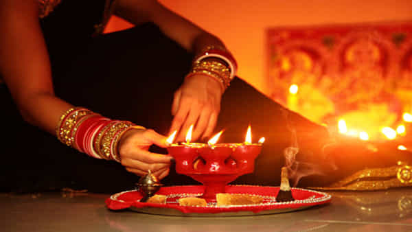 Vastu Tips: అప్పుల బాధ భరించలేకపోతున్నారా? నిద్రపోయే ముందు లక్ష్మీదేవి కటాక్షం కోసం ఈ 7 పనులు చేయండి..