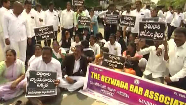 బెజవాడలో గజగజ..సీఐని సస్పెండ్ చేయాలంటూ.. నడిరోడ్డుపై నల్లకోటు నిరసన..