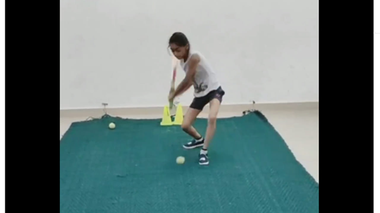 Viral Video: ఈ చిన్నారి ధోనిని చూశారా.. హెలికాప్టర్ షాట్లతో కుమ్మేసింది.. వీడియో చూస్తే ఫిదా అవ్వాల్సిందే..