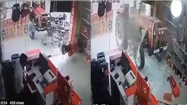 Viral video: ఇది ట్రాక్టరా..భూతమా! తనంతట తాను కదిలి.. షో రూమ్ అద్దాలు పగల గొట్టిన వీడియో వైరల్