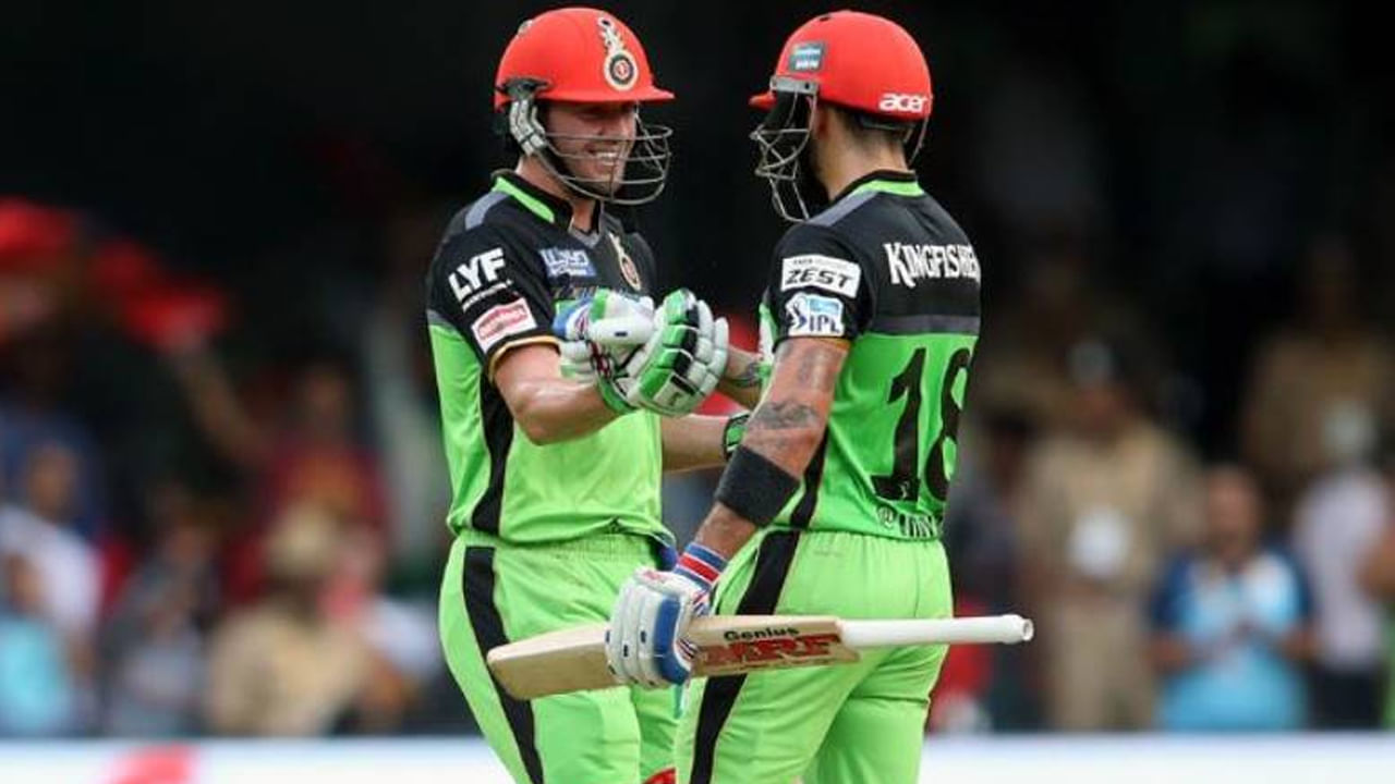 2016 సంవత్సరంలోనే విరాట్ కోహ్లీ ఓ అసాధ్యమైన రికార్డు సృష్టించాడు. విరాట్ కోహ్లి తన భాగస్వామి, అత్యంత సన్నిహితుడు, దక్షిణాఫ్రికా బ్యాట్స్‌మెన్ ఏబీ డివిలియర్స్‌తో కలిసి పరుగుల పరంగా అతిపెద్ద భాగస్వామ్యాన్ని నెలకొల్పాడు. ఈ జోడీ 14 మే 2016న తమ సొంత మైదానం ఎం చిన్నస్వామి స్టేడియంలో గుజరాత్ లయన్స్‌తో జరిగిన మ్యాచ్‌లో రెండో వికెట్‌కు 229 పరుగుల భాగస్వామ్యాన్ని నెలకొల్పారు. ఐపీఎల్‌లో పరుగుల పరంగా ఇదే అతిపెద్ద భాగస్వామ్యం. కోహ్లీ 109 పరుగులు, డివిలియర్స్ 129 పరుగులు చేశారు.