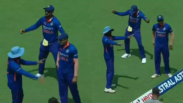 IND vs AUS: లుంగీ డ్యాన్స్తో అదరగొట్టిన కోహ్లీ.. ఫ్యాన్స్ హర్షధ్వానాలతో మార్మోగిన గ్రౌండ్.. వీడియో వైరల్