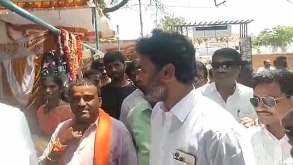 ఇదేక్కడి అన్యాయం..! బొట్టు పెట్టుకోలేదని ఓ మహిళపై బీజేపీ ఎంపీ ఫైర్.. నోటికి వచ్చినట్టుగా తిట్ల పురాణం..!