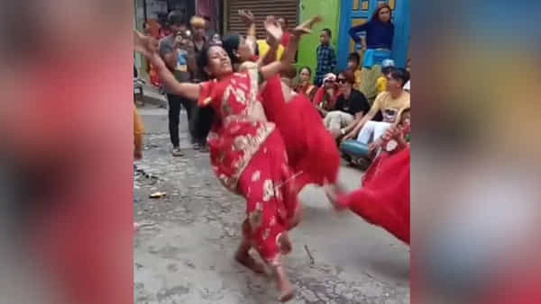 Viral Video: అబ్బా ఆంటీస్.. ఇలాంటి డ్యాన్స్ నెవ్వర్ బిఫోర్.. ఎవ్వర్ ఆఫ్టర్.. నవ్వాపుకోలేరు భయ్యా..