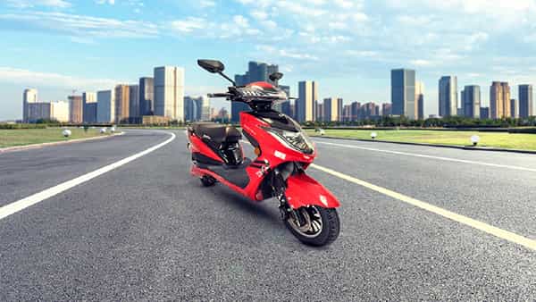 EV Scooters: మార్కెట్లోకి Kinetic Zing.. నో లైసెన్స్.. నో రిజిస్ట్రేషన్.. రోడ్లపైకి రయ్..రయ్..
