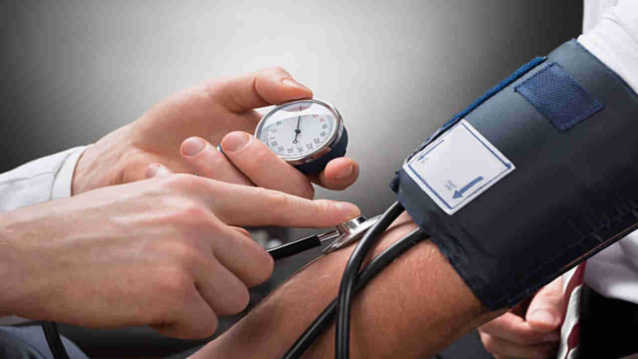 Blood Pressure: లో బీపీ లేదా హై బీపీ సమస్యతో బాధపడుతున్నారా..? అయితే వీటిని మీ డైట్‌లో చేర్చుకోండి..