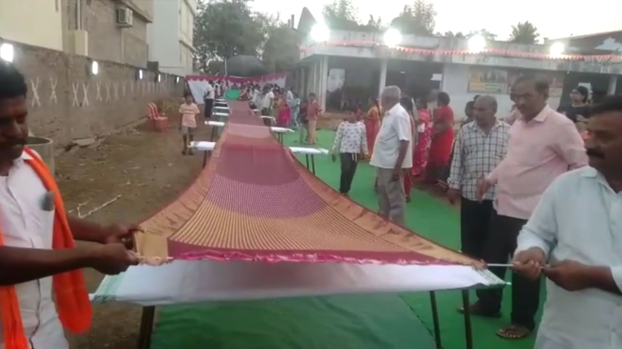 Addanki: నేతన్న వండర్.. 16 కేజీల పట్టువస్త్రంపై రామాయణంలోని 168 చిత్రాలు