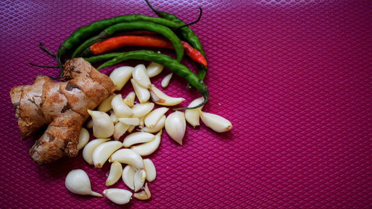 మీకు గ్యాస్ మరియు అసిడిటీ సమస్య ఉంటే, తినడానికి ముందు 1-2 వెల్లుల్లి రెబ్బలు, ఎండుమిర్చి, రాళ్ల ఉప్పును కొంచెం నెయ్యిలో వేసి తినండి. పంటి నొప్పి ఉన్నట్లయితే వెల్లుల్లిని మెత్తగా రుబ్బి పూయండి. నొప్పి నుండి కొంత ఉపశమనం ఉంటుంది.