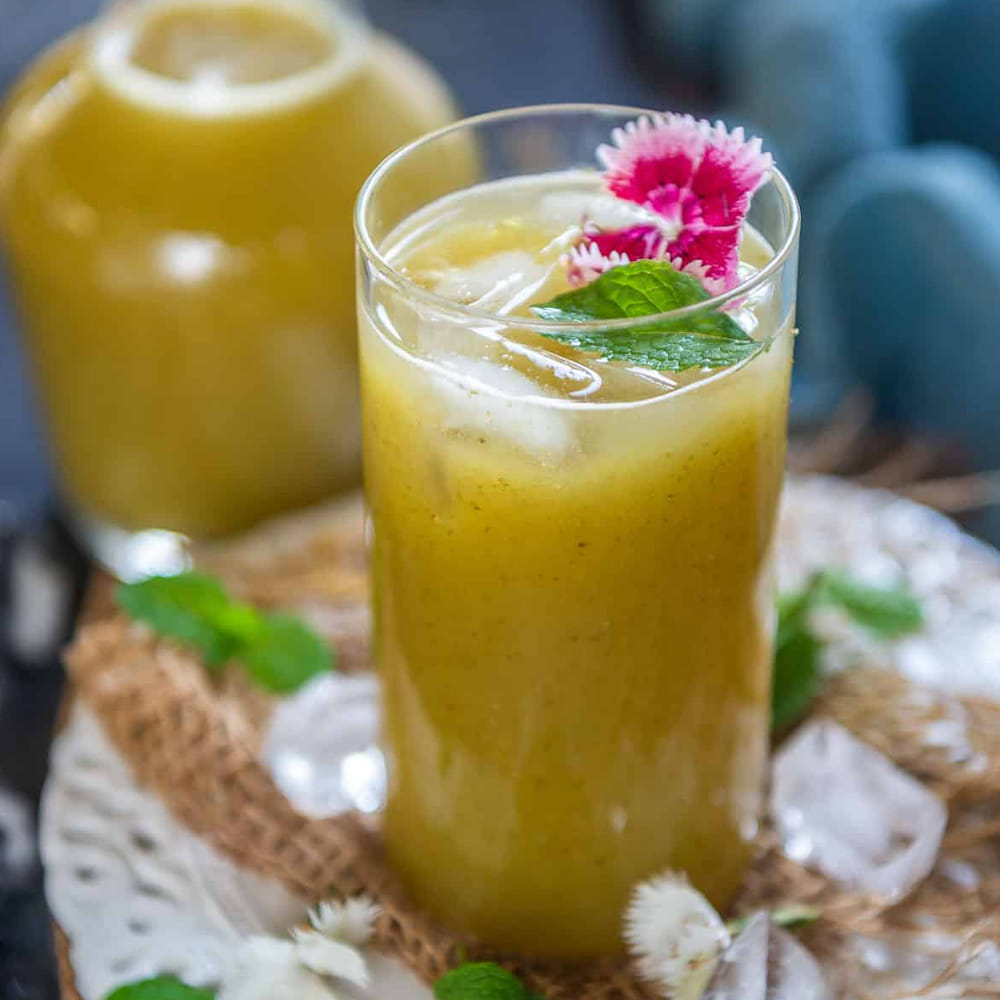 సర్వ్ చేయడానికి, ఒక గ్లాసులో ¼ కప్ ఆమ్ పన్నా గుజ్జులో ఐస్ క్యూబ్స్ వేసి, చల్లటి నీళ్లు వేసి చక్కగా కలిపి తాజా పుదీనా ఆకులను పై చల్లితే ఆమ్ పన్నా సిద్ధం