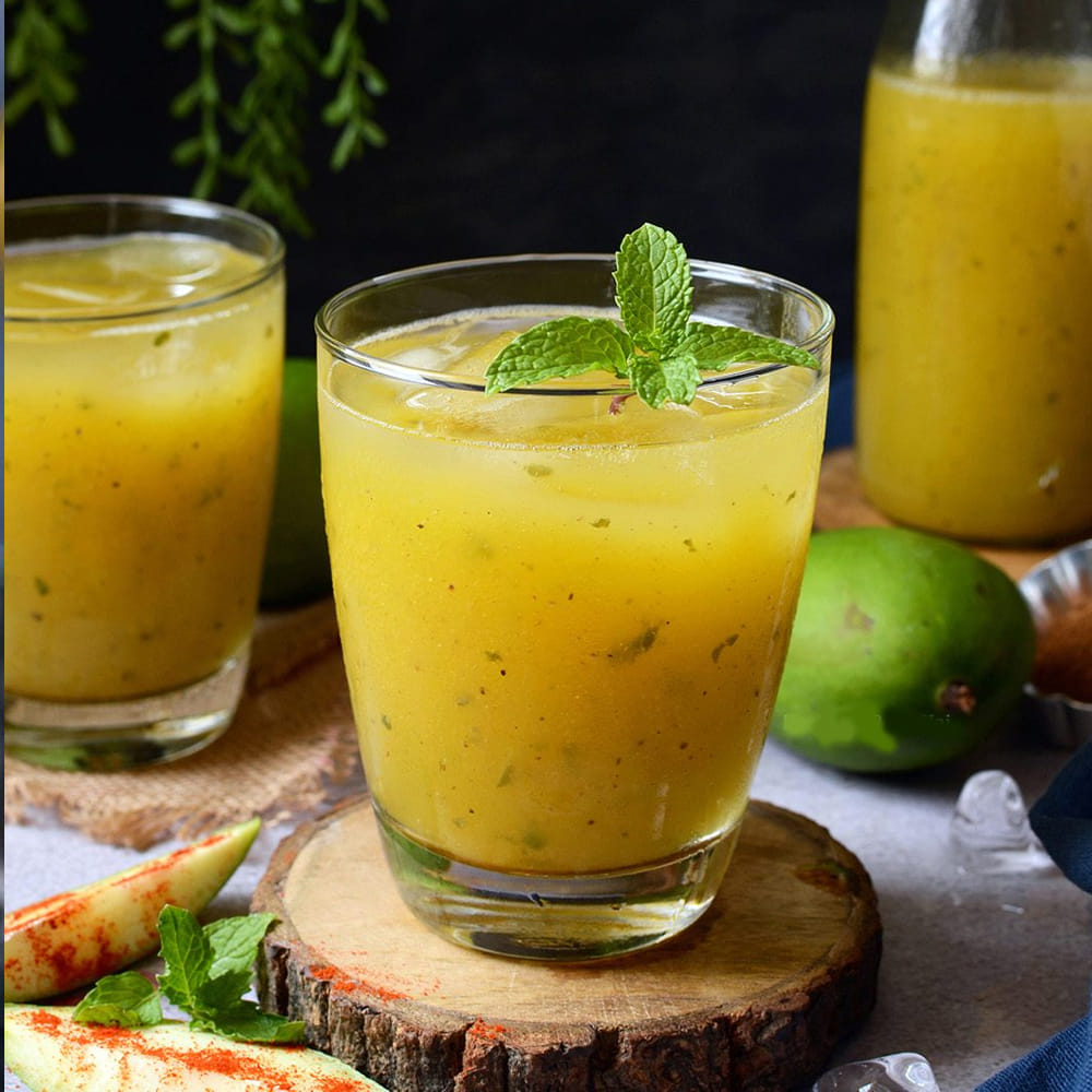 తీసుకున్న మామిడికాయ గుజ్జుకు పంచదార, ఉప్పు, సుగంధ ద్రవ్యాలు పుదీనాను జోడించి మెత్తగా కలపండి. రుచికి తగ్గట్టు చక్కెర, మసాలా దినుసుల కలుపుకోవాలి. మీరు ఆమ్ పన్నా గుజ్జును ఒక నెల పాటు శుభ్రమైన సీసాలో ఫ్రిజ్‌లో నిల్వ చేయవచ్చు.