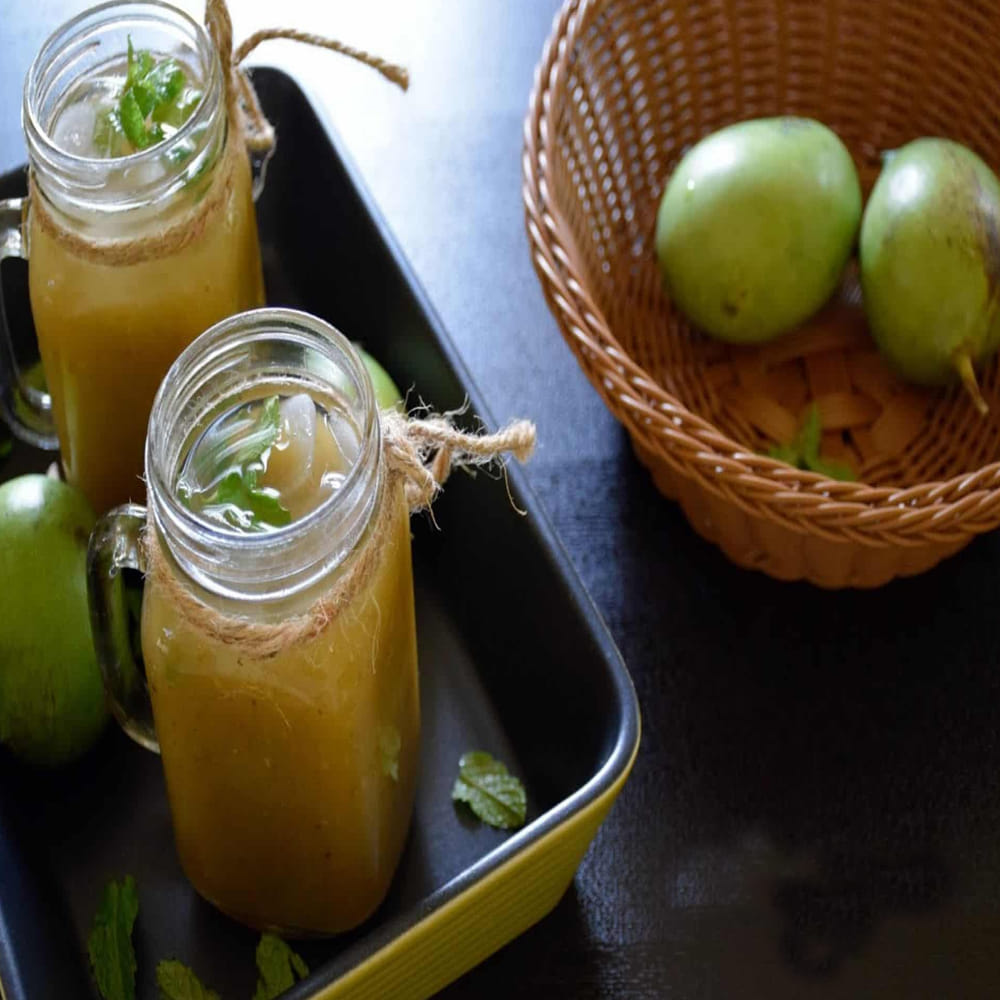 ముడి మామిడి పెక్టిన్ యొక్క గొప్ప మూలం, ఇది రాయి ఏర్పడిన తర్వాత క్రమంగా తగ్గిపోతుంది. ఆక్సాలిక్, సిట్రిక్ మరియు మాలిక్ యాసిడ్స్ ఉండటం వల్ల పండని మామిడి రుచిలో పుల్లగా ఉంటుంది.