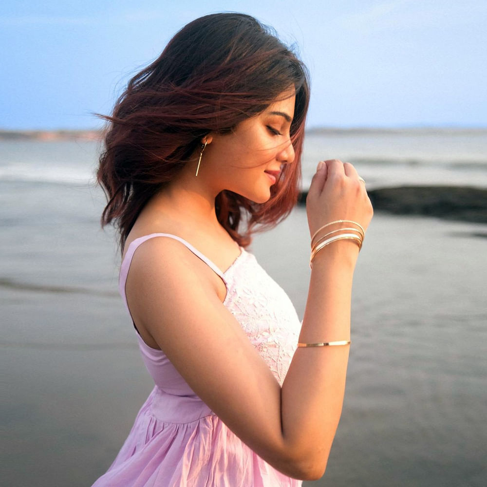 మోడలింగ్ కెరీర్ నుంచీ తమిళ సినీ ఇండస్ట్రీలో అడుగుపెట్టింది ఆత్మిక. పాతికేళ్ల ఈ బ్యూటీ అందానికి తోడు.. చక్కగా నటించడం, అభినయం ప్రదర్శించడం ప్లస్ పాయింట్స్. మొదట్లో టీవీలో యాడ్స్, కొన్ని షోలకు హోస్ట్గా కూడా చేసిన ఆత్మిక.. ఇప్పుడు వరస సినిమాలతో ఫుల్ బిజీ అయ్యింది. ఇక ఈ అమ్మడి సోషల్ మీడియా ఫాలోయింగ్ గురించి చెప్పాల్సిన అవసరమే లేదు.. న్యూ ఫొటోస్ తో కుర్రకారుని ఉర్రుతలూగిస్తుంది ఈ అమ్మడు.