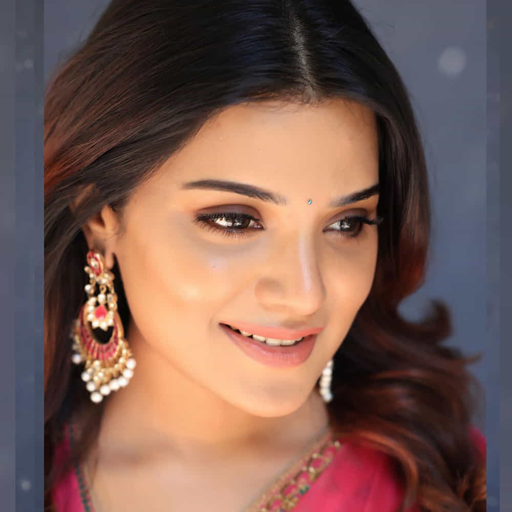 కోలీవుడ్ ఇండస్ట్రీలో తనకంటూ ప్రత్యేక గుర్తింపు సంపాదించుకున్న ఈ అమ్మడు.. సోషల్ మీడియాలో యమ యాక్టివ్ గా ఉంటుంది.