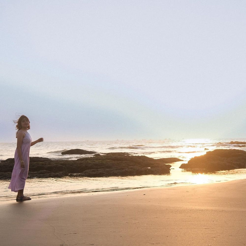 మోడలింగ్ కెరీర్ నుంచీ తమిళ సినీ ఇండస్ట్రీలో అడుగుపెట్టింది ఆత్మిక. పాతికేళ్ల ఈ బ్యూటీ అందానికి తోడు.. చక్కగా నటించడం, అభినయం ప్రదర్శించడం ప్లస్ పాయింట్స్. మొదట్లో టీవీలో యాడ్స్, కొన్ని షోలకు హోస్ట్గా కూడా చేసిన ఆత్మిక.. ఇప్పుడు వరస సినిమాలతో ఫుల్ బిజీ అయ్యింది. ఇక ఈ అమ్మడి సోషల్ మీడియా ఫాలోయింగ్ గురించి చెప్పాల్సిన అవసరమే లేదు.. న్యూ ఫొటోస్ తో కుర్రకారుని ఉర్రుతలూగిస్తుంది ఈ అమ్మడు.