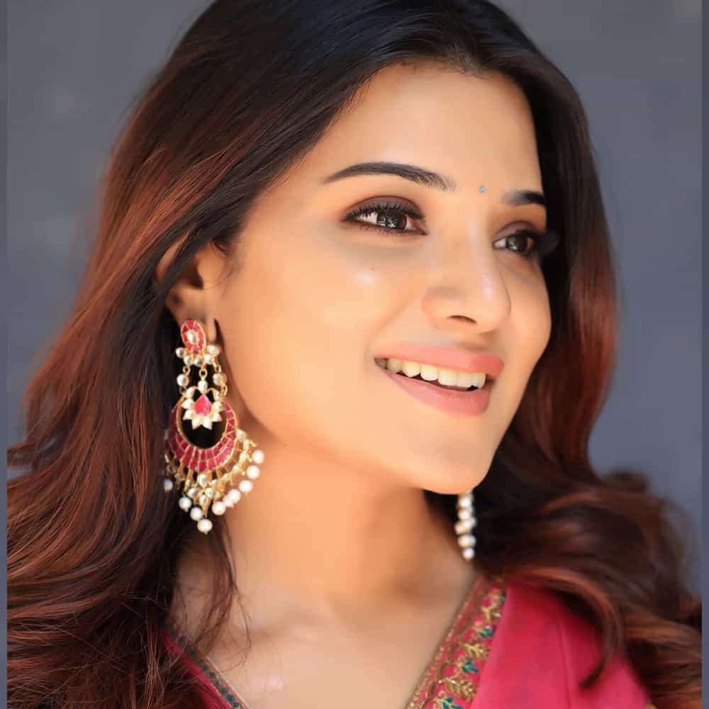 నిత్యం లేటేస్ట్ ఫోటోస్ షేర్ చేస్తూ అభిమానులతో టచ్ లో ఉంటుంది. తాజాగా పింక్ సారీలో అందంగా మెరిసిపోతున్న ఫోటోస్ షేర్ చేసింది. క్షణాల్లోనే ఈ పిక్స్ నెట్టింట వైరలవుతున్నాయి.