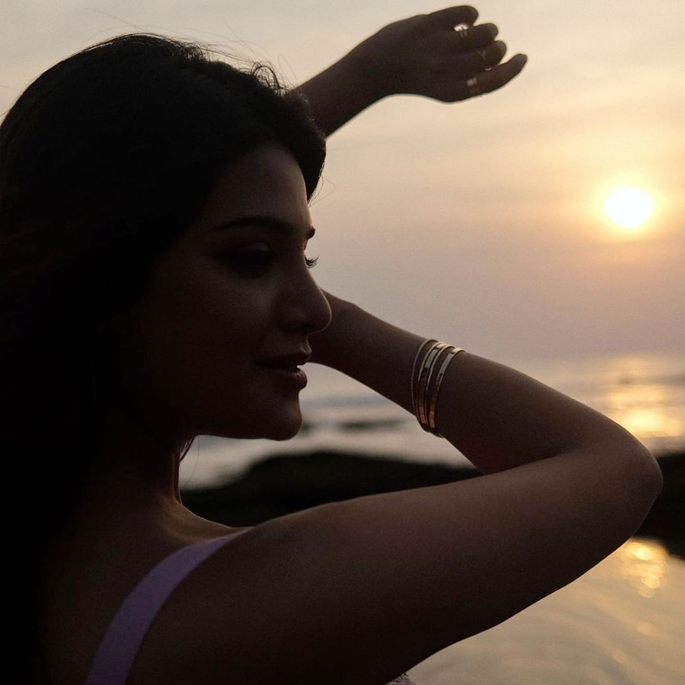 మోడలింగ్ కెరీర్ నుంచీ తమిళ సినీ ఇండస్ట్రీలో అడుగుపెట్టింది ఆత్మిక. పాతికేళ్ల ఈ బ్యూటీ అందానికి తోడు.. చక్కగా నటించడం, అభినయం ప్రదర్శించడం ప్లస్ పాయింట్స్. మొదట్లో టీవీలో యాడ్స్, కొన్ని షోలకు హోస్ట్గా కూడా చేసిన ఆత్మిక.. ఇప్పుడు వరస సినిమాలతో ఫుల్ బిజీ అయ్యింది. ఇక ఈ అమ్మడి సోషల్ మీడియా ఫాలోయింగ్ గురించి చెప్పాల్సిన అవసరమే లేదు.. న్యూ ఫొటోస్ తో కుర్రకారుని ఉర్రుతలూగిస్తుంది ఈ అమ్మడు.