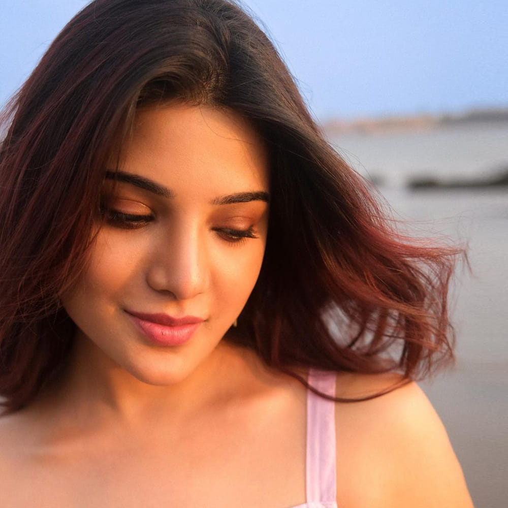 మోడలింగ్ కెరీర్ నుంచీ తమిళ సినీ ఇండస్ట్రీలో అడుగుపెట్టింది ఆత్మిక. పాతికేళ్ల ఈ బ్యూటీ అందానికి తోడు.. చక్కగా నటించడం, అభినయం ప్రదర్శించడం ప్లస్ పాయింట్స్. మొదట్లో టీవీలో యాడ్స్, కొన్ని షోలకు హోస్ట్గా కూడా చేసిన ఆత్మిక.. ఇప్పుడు వరస సినిమాలతో ఫుల్ బిజీ అయ్యింది. ఇక ఈ అమ్మడి సోషల్ మీడియా ఫాలోయింగ్ గురించి చెప్పాల్సిన అవసరమే లేదు.. న్యూ ఫొటోస్ తో కుర్రకారుని ఉర్రుతలూగిస్తుంది ఈ అమ్మడు.